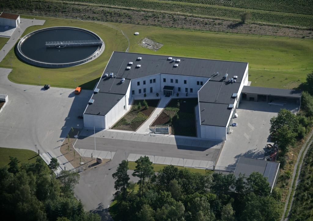 Fotoet viser Mariagerfjord Vand a|s drifts- og administrationsbygning fra luften