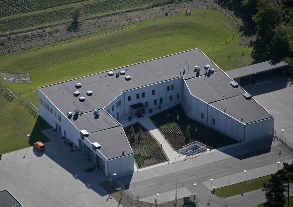 Fotoet viser parkeringspladsen foran Mariagerfjord Vand a|s drifts- og administrationsbygning fra luften