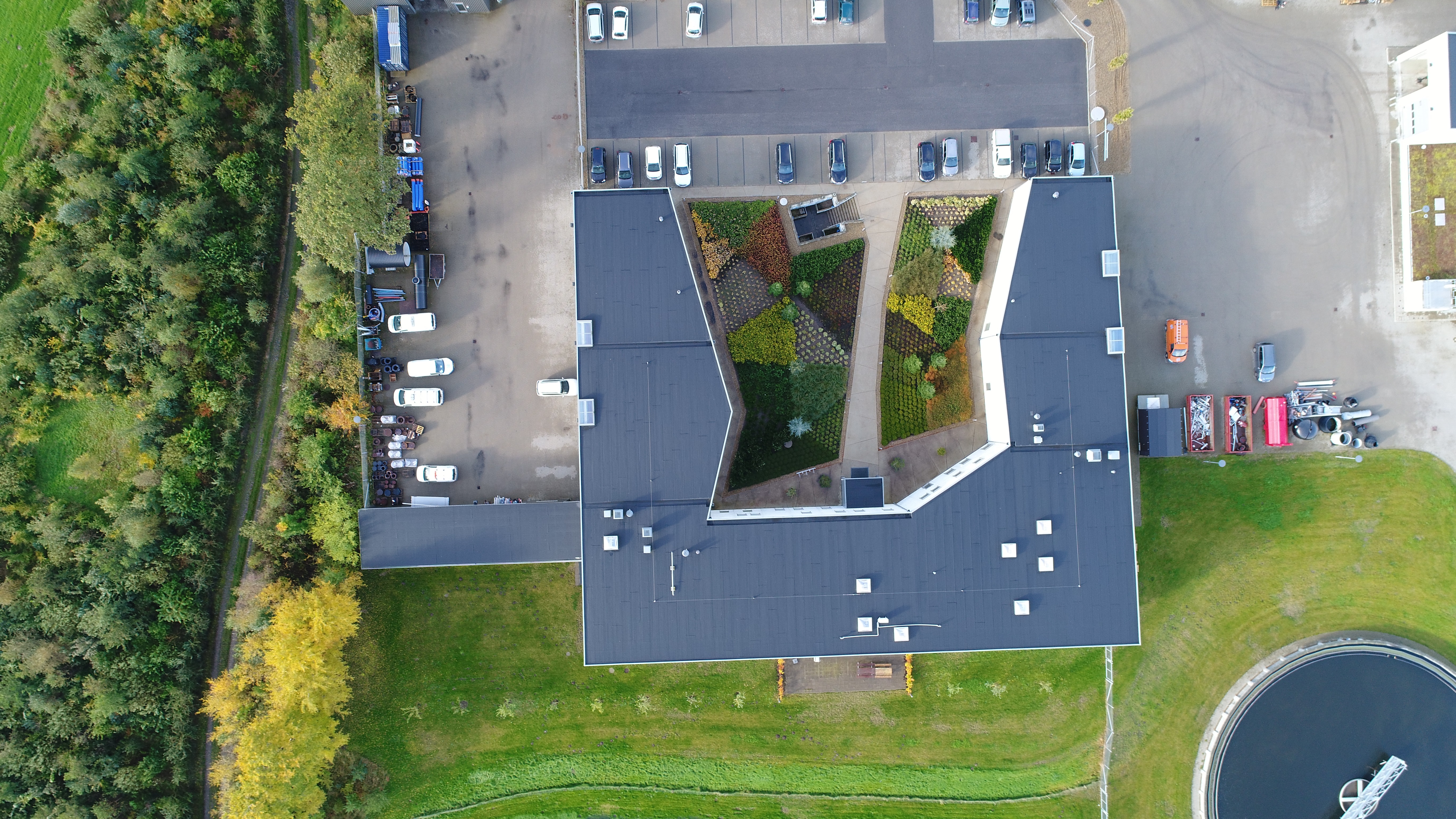Fotoet viser Mariagerfjord Vand a|s drifts- og administrationsbygning direkte ovenfra fra luften